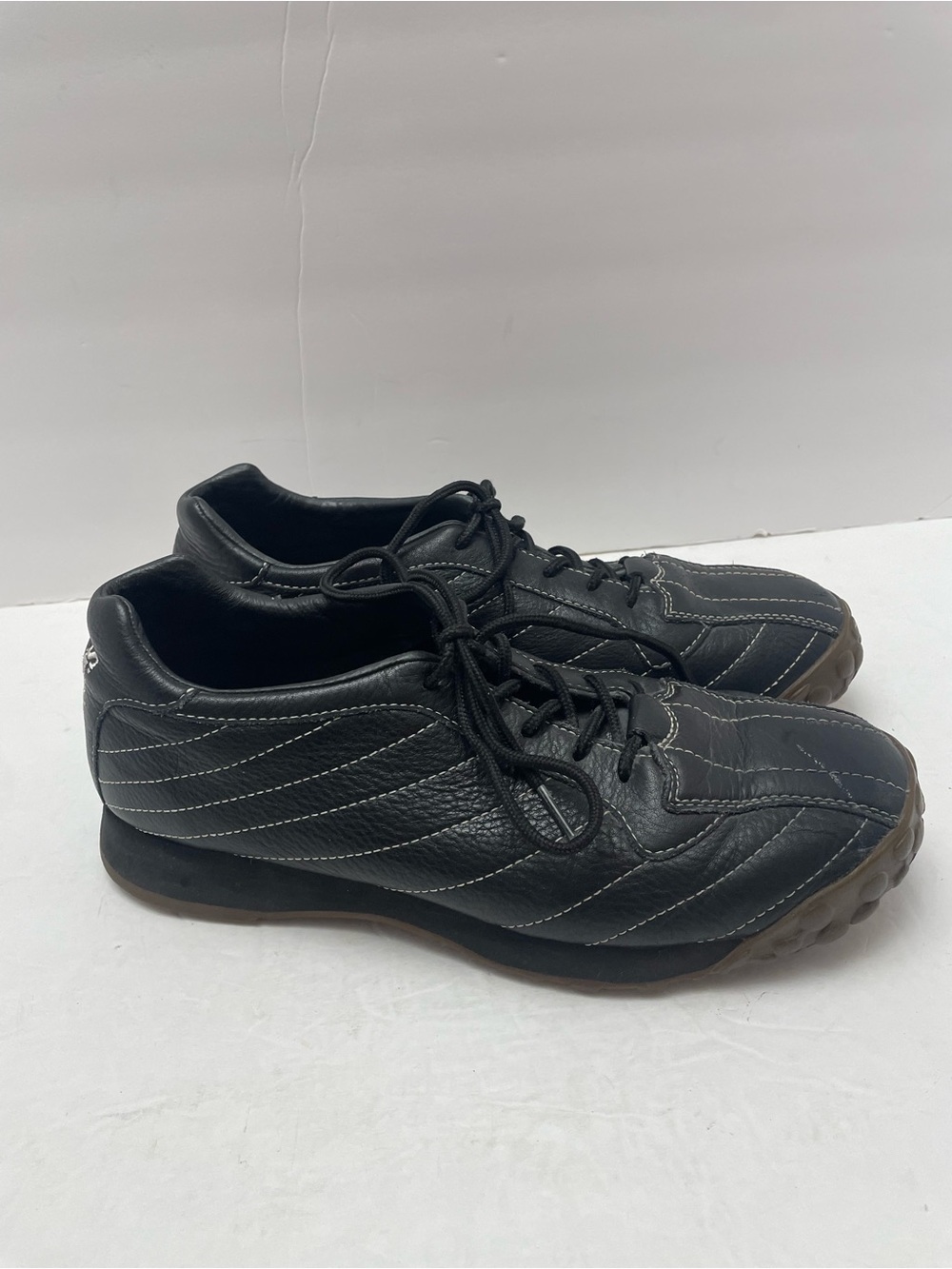 Simple black leather sneakers 10.5 retro comfort